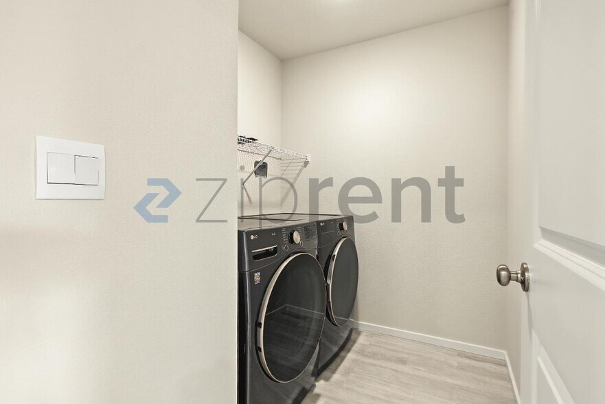 Building Photo - Unit