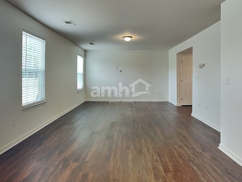 Building Photo - 10 Pfeiffer Ct