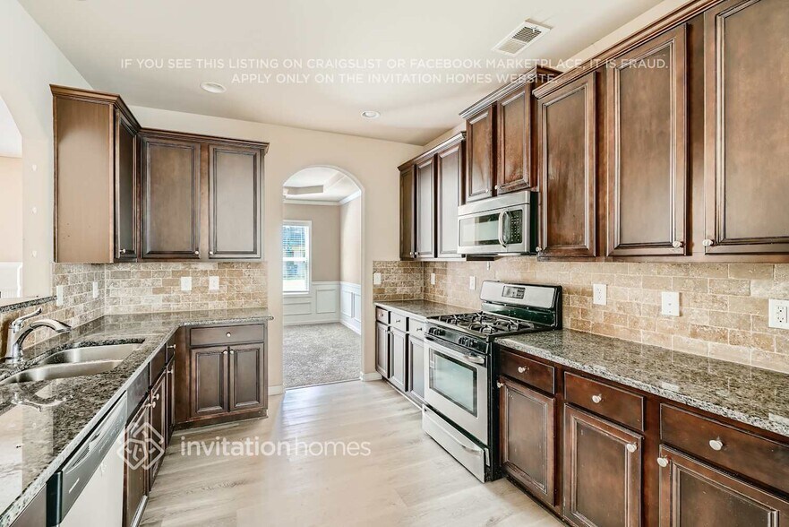 Building Photo - 3928 Lake Manor Way