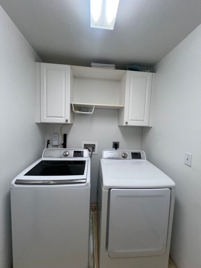 Building Photo - 2 Bedroom / 2.5 Bath Condo with 1 car gara...