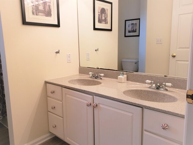 Building Photo - W280N1690 Golf View Dr