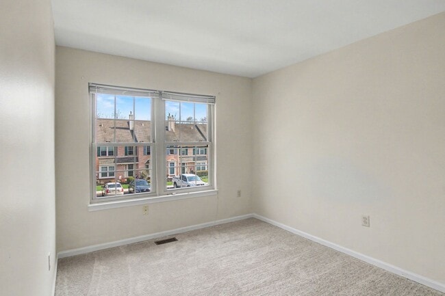 Building Photo - Beautiful Spacious Townhome
