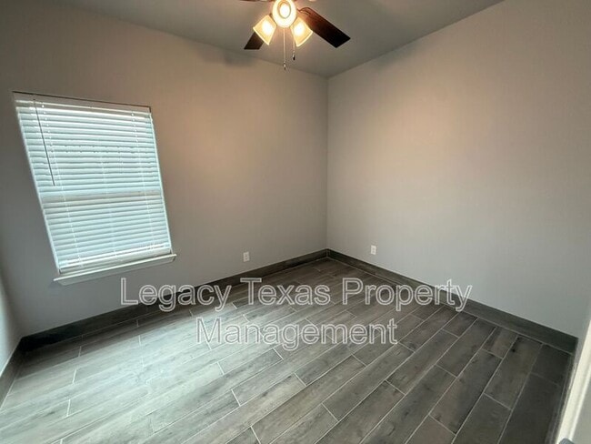 Building Photo - 910 Fuller Ave