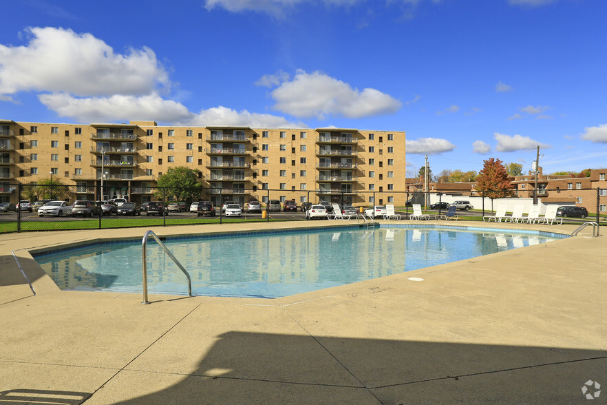 Primary Photo - Highland Woods Towers & Gardens