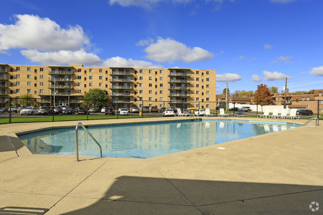 Building Photo - Highland Woods Towers & Gardens