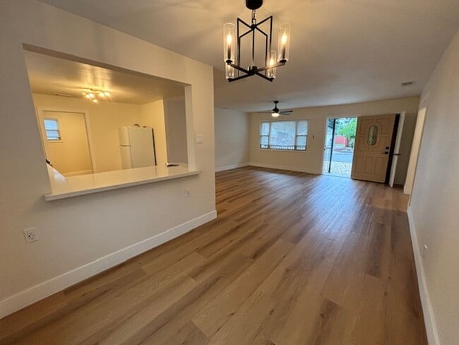 Building Photo - Beautiful newly renovated home