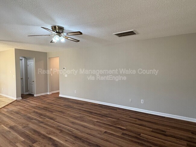 Building Photo - 9704 Erinsbrook Dr