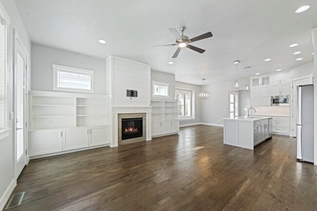 Building Photo - 23 W Arnaz St