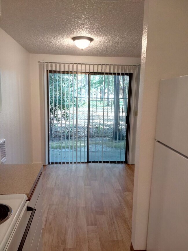 Building Photo - 2 BEDROOM 1 BATH Located next to Chemeketa...