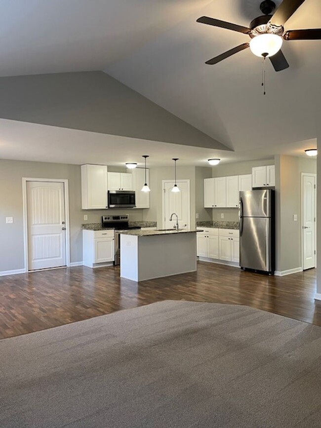 Building Photo - Open floor plan