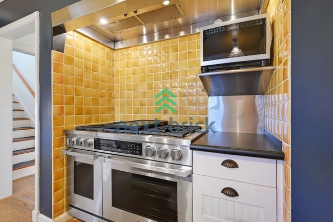 Building Photo - A classic vintage house ready to rent