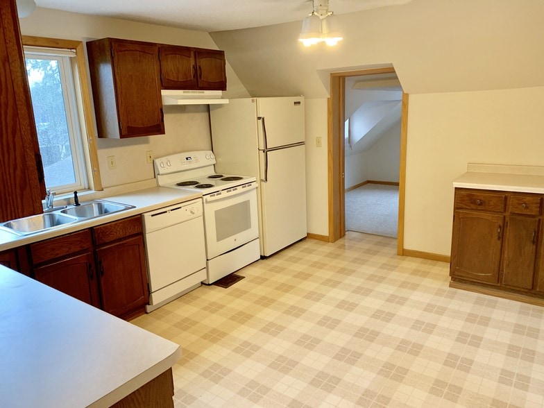 Clean and well maintained kitchen - 133 Coy St