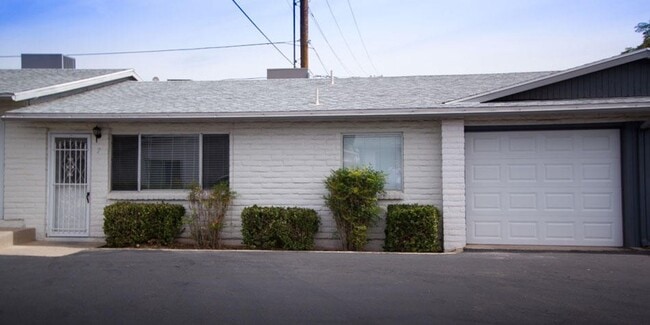 Building Photo - Charming 2 Bedroom Home Near the Heart of ...