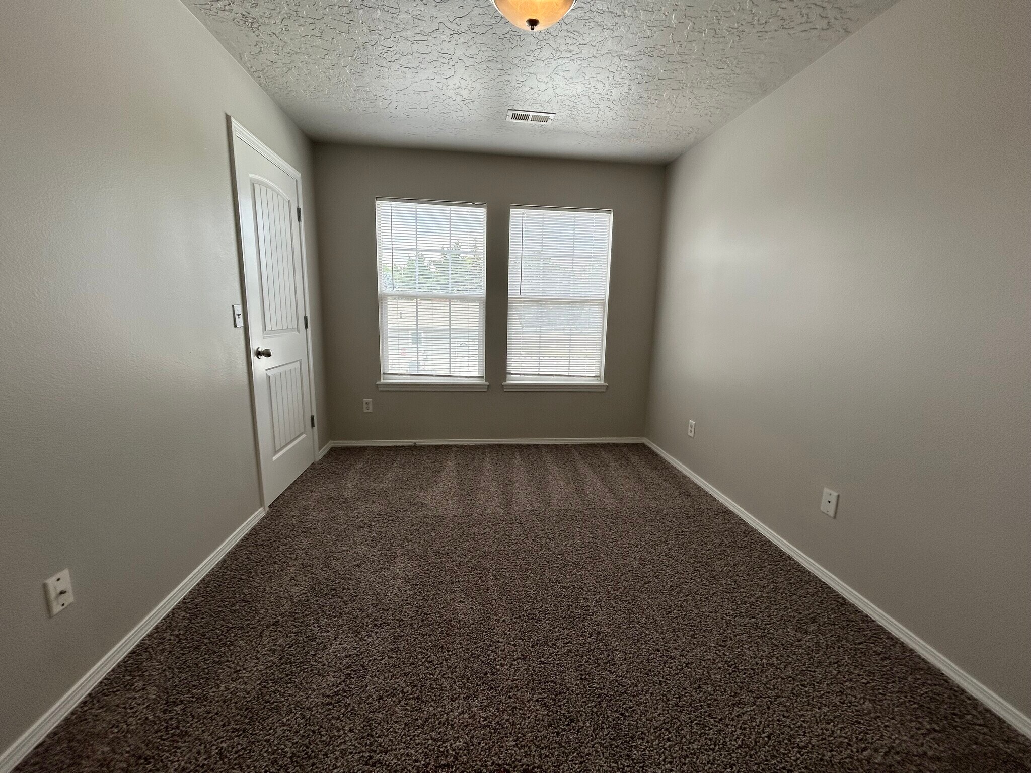 Building Photo - 1621 S Eagleson Rd