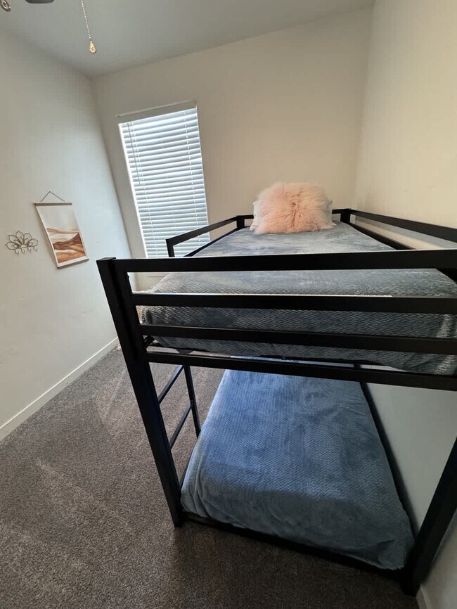 Building Photo - 2092 W Bella Ln