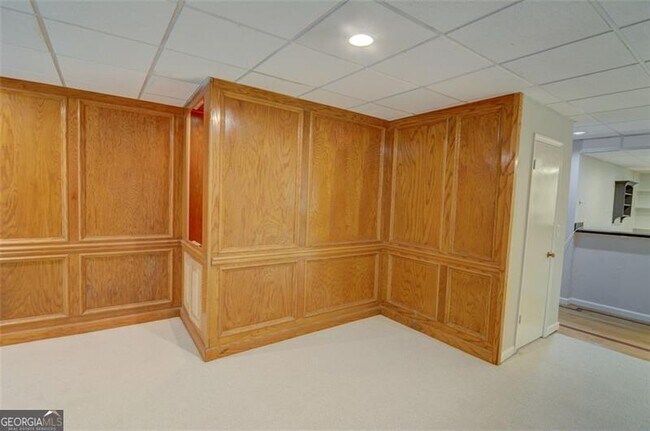 Building Photo - 639 Lakeshore Dr NW