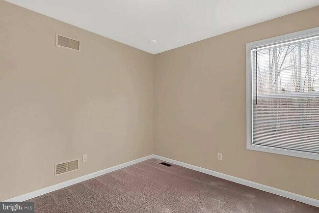 Building Photo - 180 Breezewood Dr