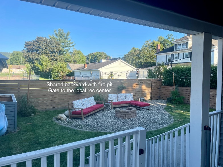 Building Photo - 207 Safford St