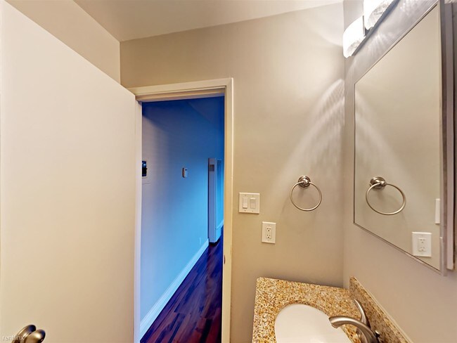 Building Photo - Studio, 1 bath  - 617 S 9th St Apt 13 Apt 13