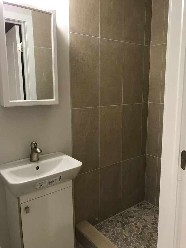 Building Photo - Bi-level 2fl 3fl 4B3B unit | Walking dista...
