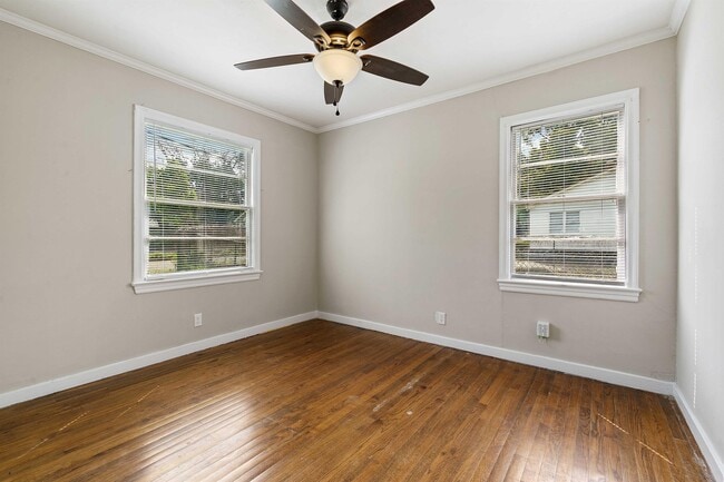 Building Photo - 206 Pinehill Dr