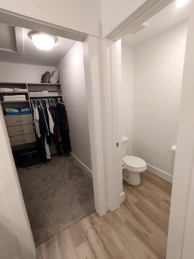 Building Photo - 2736 E Kistler Aly