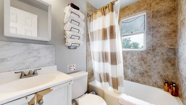 Building Photo - 7388 Oneida Dr