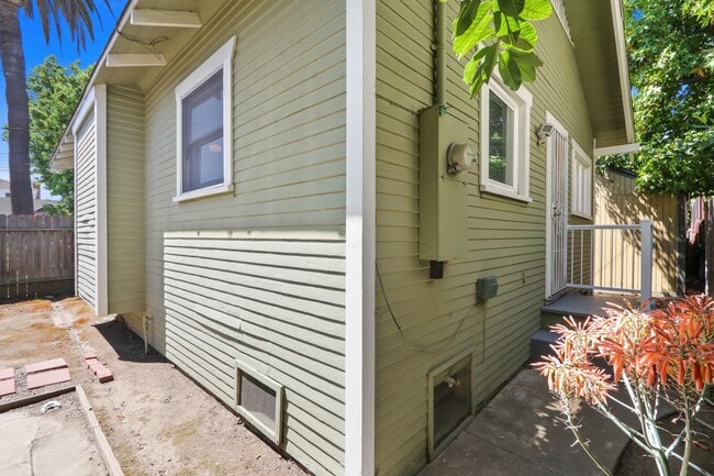 Building Photo - Charming Historic Rose Park Gem