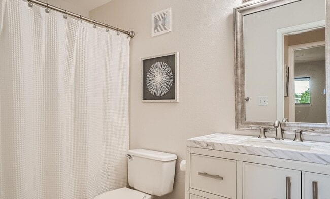 Building Photo - Furnished 2 Bed 2 Bath Condo in the Heart ...