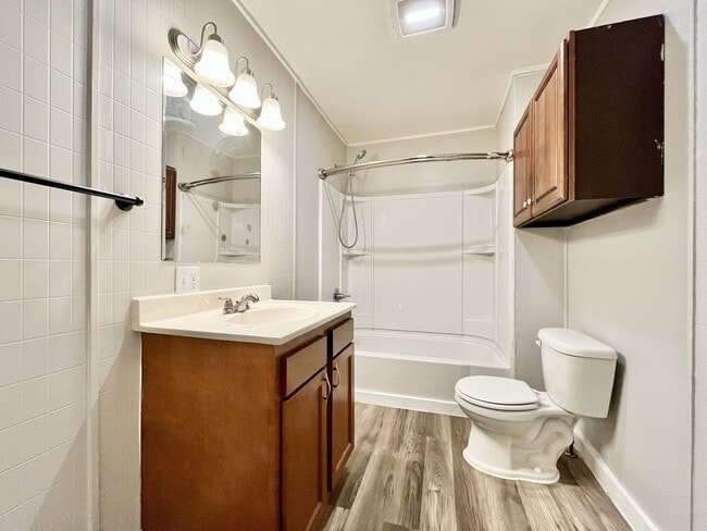 Building Photo - Spacious Three Bedroom Home in Muskegon