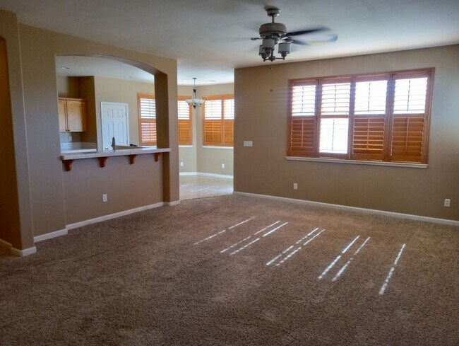 Building Photo - Double diamond home available for late May...