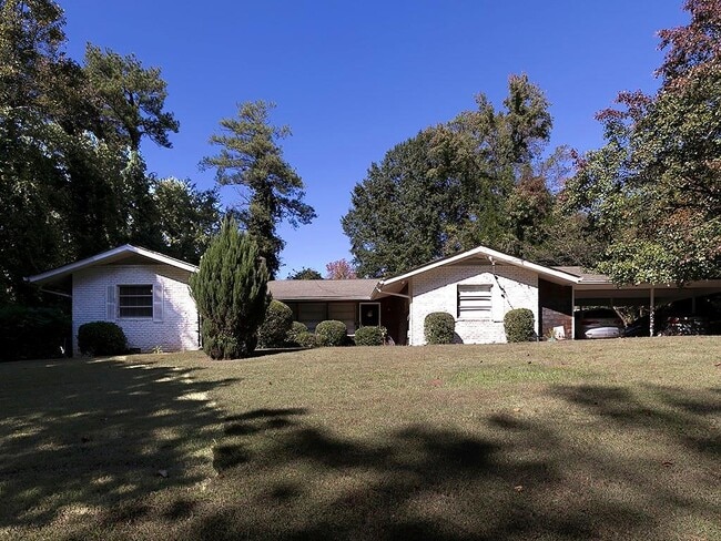 Building Photo - 438 Carriage Dr NE