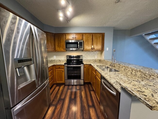 Building Photo - Sophisticated 2 Bed 2 Bath Condo with Loft...