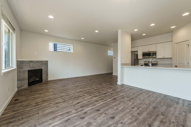 Building Photo - Light, Bright & Move-In Ready – 3BR Gem in Prime Ridgefield Location!  (Pet Friendly)