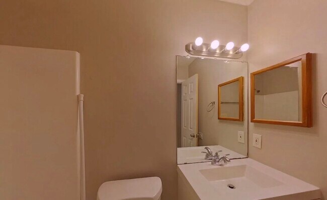 Building Photo - MOVE IN READY