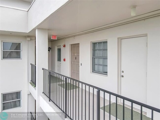 Building Photo - 3150 N Palm Aire Dr
