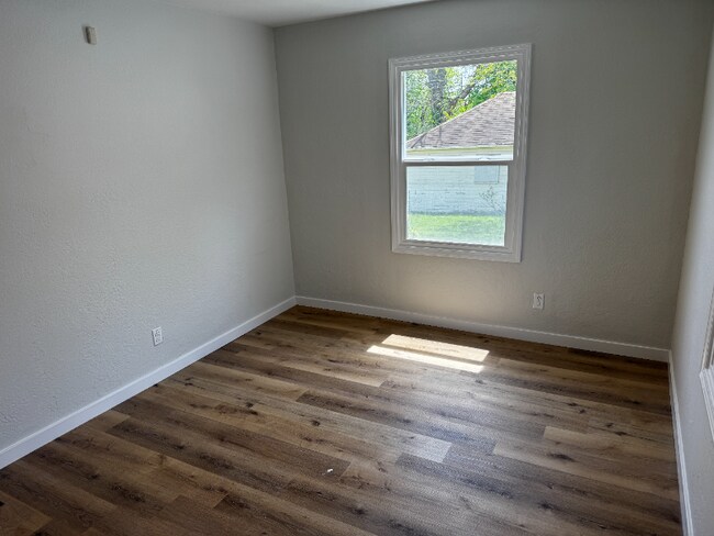 Building Photo - 1024 Cherry Dr