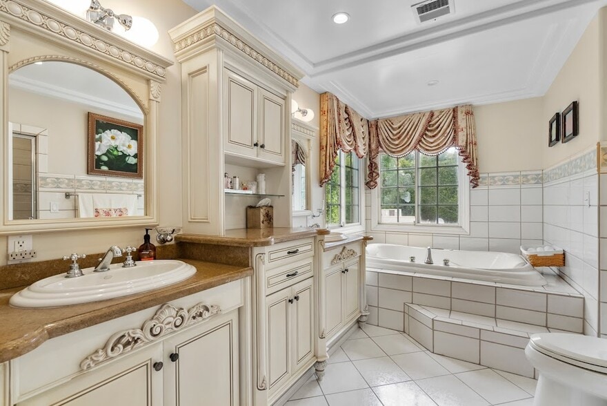 Building Photo - 1617 N Orange Grove Ave