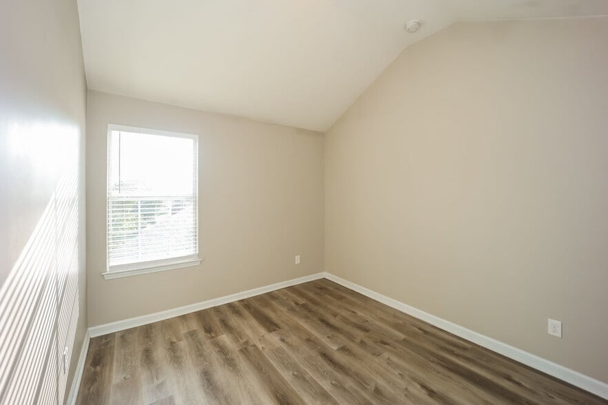 Building Photo - 5584 Bluegrass Dr