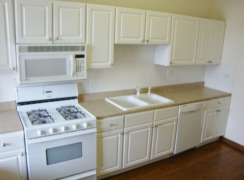 Kitchen - 3538 N Reta Ave