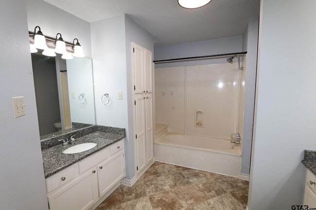 Building Photo - 963 Creekside Drive