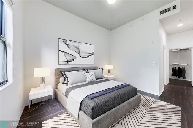 Building Photo - 450 NE 5th St