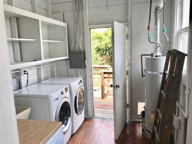 Building Photo - Top Floor Huge 4BR Flat, In Unit Laundry i...