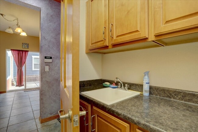 Building Photo - Stunning Longmont Home with Professional Finishes & Exceptional Privacy