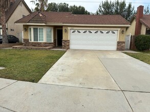 Building Photo - 3 Bedrooms with big backyard