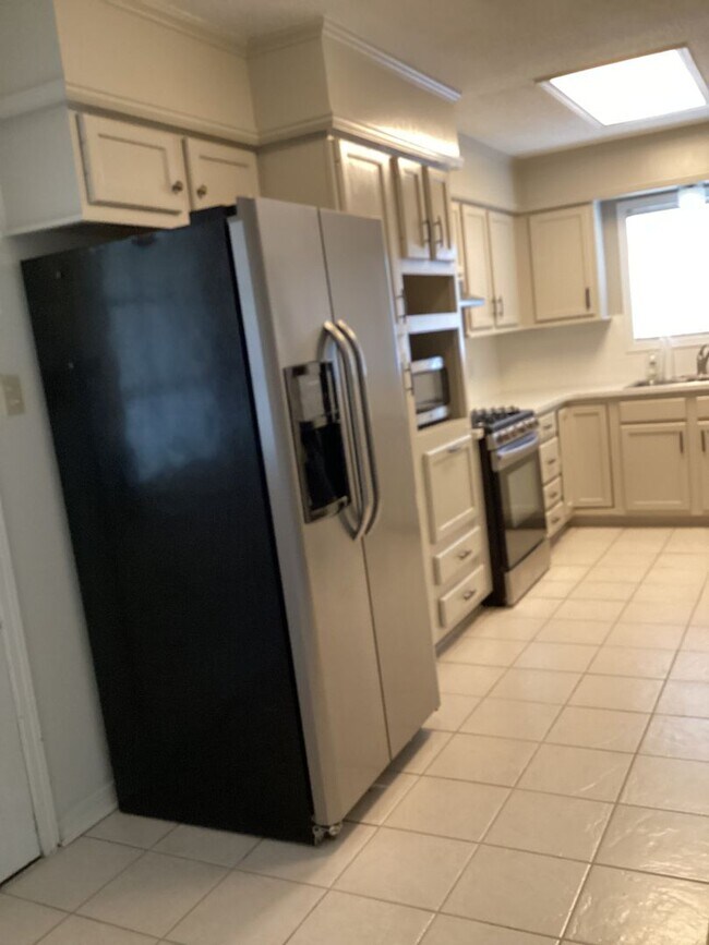 Building Photo - 4-bedroom, 2-bathroom home!