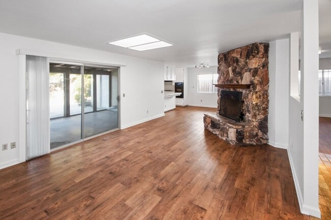 Building Photo - Available Now! Spacious 3BR, 2BA, 1,76sq.f...