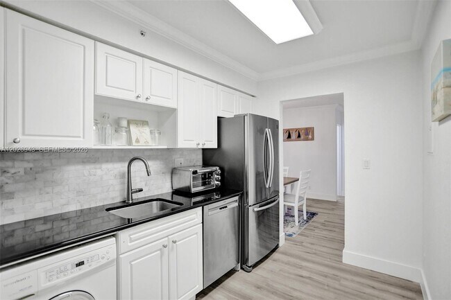 Building Photo - 2501 S Ocean Dr