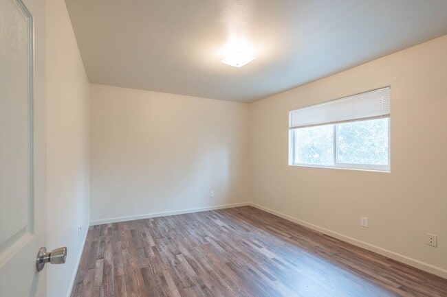 Building Photo - *MOVE IN SPECIAL** Close To The Heart of Down Town Lebanon!