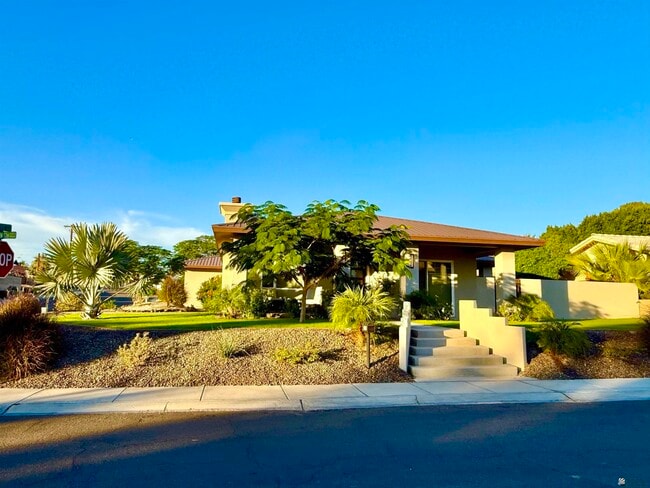 Building Photo - 1330 W Ridgeview Dr